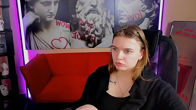 Snapshot of LisaMitchell chatting on November 2025 03:41:01 AM LisaMitchell online show from November 2025 03:41:01 AM