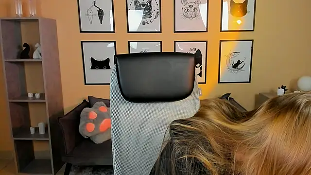 Snapshot of LisaMitchell chatting on November 2025 02:13:02 AM LisaMitchell online show from November 2025 02:13:02 AM