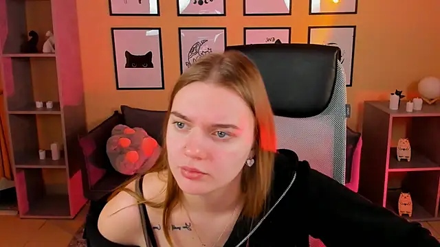 Snapshot of LisaMitchell chatting on November 2025 02:33:01 AM LisaMitchell online show from November 2025 02:33:01 AM