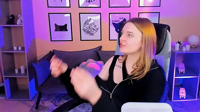 Snapshot of LisaMitchell chatting on November 2025 02:56:02 AM LisaMitchell online show from November 2025 02:56:02 AM