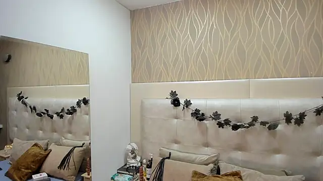 AlaiaCastle online show from November 2025 11:43:01 AM