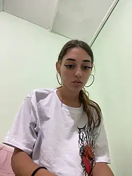 Snapshot of loirinhaaa chatting on November 2025 06:34:02 PM loirinhaaa online show from November 2025 06:34:02 PM