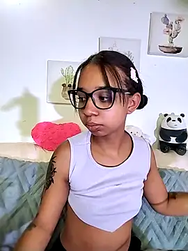 Snapshot of Suzanelee1 chatting on September 2025 01:12:02 PM Suzanelee1 online show from September 2025 01:12:02 PM