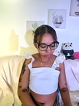 Snapshot of Suzanelee1 chatting on October 2025 01:44:02 AM Suzanelee1 online show from October 2025 01:44:02 AM