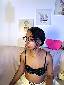 Snapshot of Suzanelee1 chatting on October 2025 01:55:02 AM Suzanelee1 online show from October 2025 01:55:02 AM