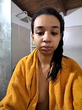 Snapshot of Suzanelee1 chatting on October 2025 02:20:01 PM Suzanelee1 online show from October 2025 02:20:01 PM