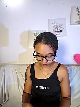 Snapshot of Suzanelee1 chatting on November 2025 02:23:02 AM Suzanelee1 online show from November 2025 02:23:02 AM