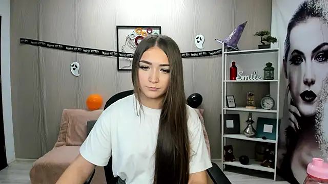 Snapshot of EllaClarke chatting on October 2025 12:50:01 PM EllaClarke online show from October 2025 12:50:01 PM