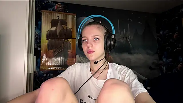 Elira Breeze online show from November 2025 12:27:01 PM