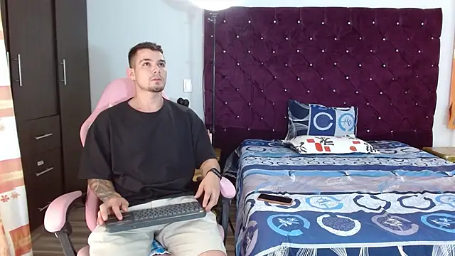 BooyHott  online show from November 2025 06:51:01 PM