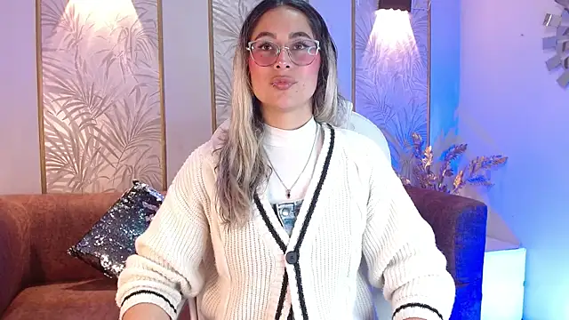 Snapshot of LunaaGrey_ chatting on October 2025 04:21:01 AM LunaaGrey online show from October 2025 04:21:01 AM