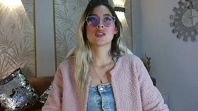 Snapshot of LunaaGrey_ chatting on November 2025 03:50:01 AM LunaaGrey online show from November 2025 03:50:01 AM