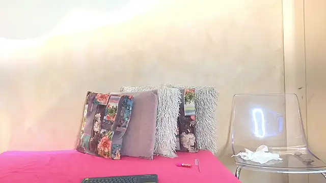 Snapshot of SaraGuzmann chatting on March 2026 07:20:02 PM SaraGuzmann online show from March 2026 07:20:02 PM