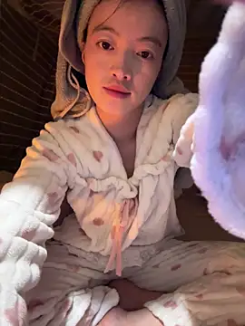 Snapshot of Tramy_xx chatting on October 2025 03:24:01 PM Tramy xx online show from October 2025 03:24:01 PM