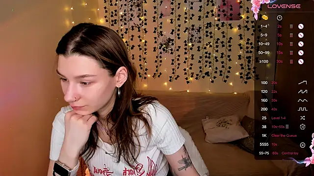 Snapshot of LinaBlossom_ chatting on November 2025 08:48:01 AM LinaBlossom online show from November 2025 08:48:01 AM