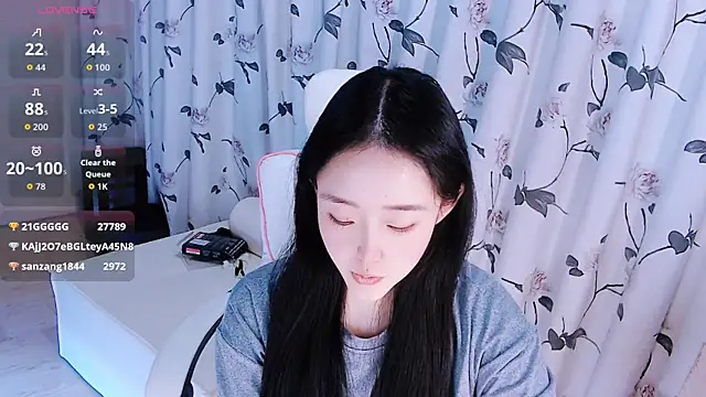 Niannian- online show from November 2025 06:23:02 PM