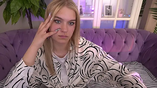 AlinaLiii online show from June 2026 07:21:02 AM