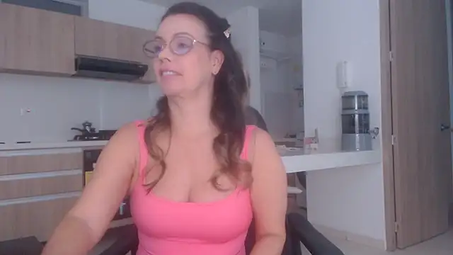 Snapshot of LovePaula chatting on June 2026 11:57:01 AM LovePaula online show from June 2026 11:57:01 AM
