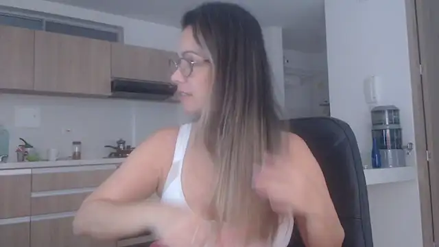 Snapshot of LovePaula chatting on June 2026 12:35:01 PM LovePaula online show from June 2026 12:35:01 PM