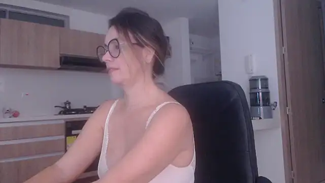 Snapshot of LovePaula chatting on June 2026 12:27:01 AM LovePaula online show from June 2026 12:27:01 AM