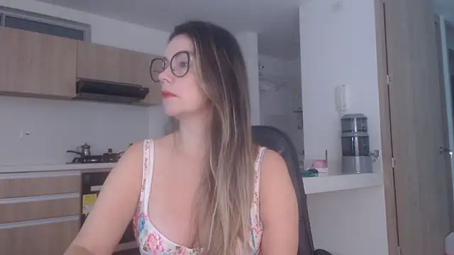 Snapshot of LovePaula chatting on July 2026 12:31:01 PM LovePaula online show from July 2026 12:31:01 PM