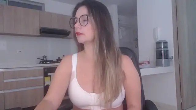 Snapshot of LovePaula chatting on July 2026 11:57:01 AM LovePaula online show from July 2026 11:57:01 AM