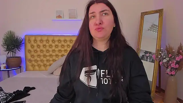 TrishaDarks online show from March 2026 06:21:01 AM