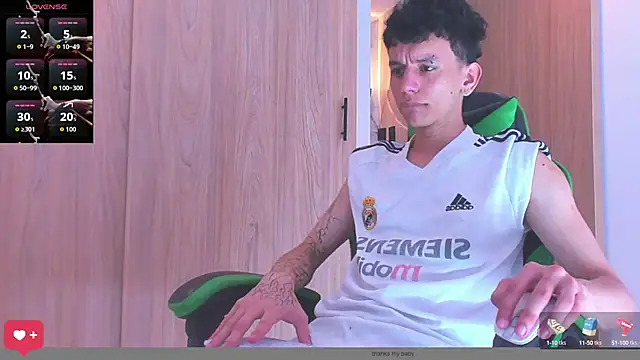 Snapshot of Skinny_batman chatting on October 2025 04:24:02 PM Skinny batman online show from October 2025 04:24:02 PM