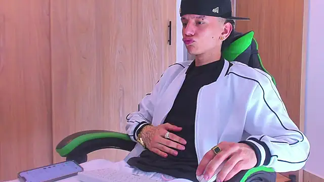 Snapshot of Skinny_batman chatting on October 2025 12:52:01 AM Skinny batman online show from October 2025 12:52:01 AM