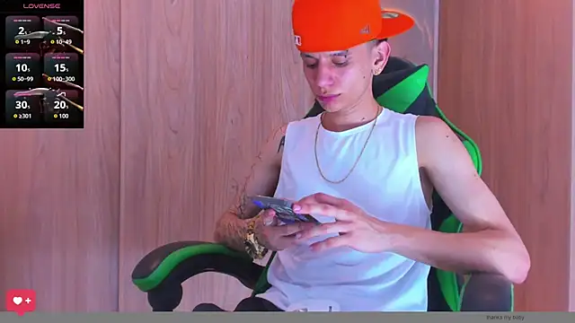 Snapshot of Skinny_batman chatting on October 2025 09:24:01 PM Skinny batman online show from October 2025 09:24:01 PM