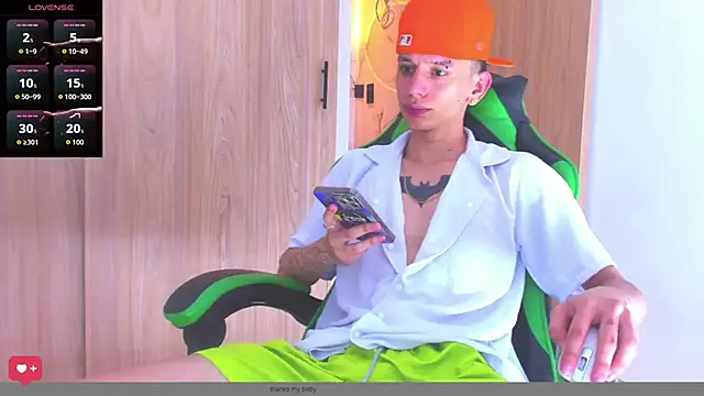 Snapshot of Skinny_batman chatting on October 2025 12:32:01 AM Skinny batman online show from October 2025 12:32:01 AM