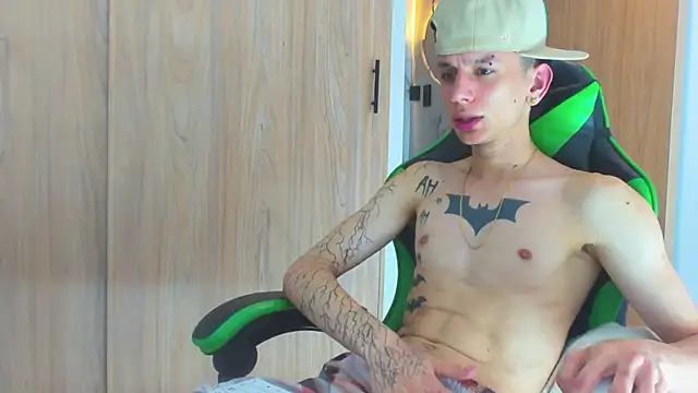 Snapshot of Skinny_batman chatting on October 2025 07:19:01 AM Skinny batman online show from October 2025 07:19:01 AM