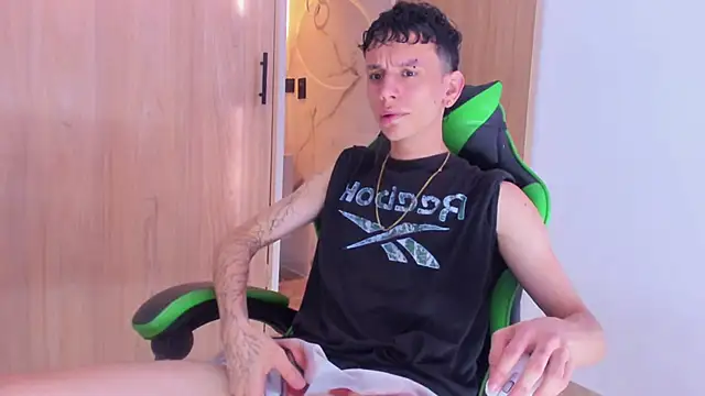 Snapshot of Skinny_batman chatting on October 2025 12:06:01 PM Skinny batman online show from October 2025 12:06:01 PM