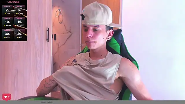 Snapshot of Skinny_batman chatting on October 2025 06:47:01 PM Skinny batman online show from October 2025 06:47:01 PM