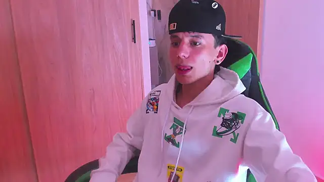 Snapshot of Skinny_batman chatting on November 2025 12:10:02 AM Skinny batman online show from November 2025 12:10:02 AM