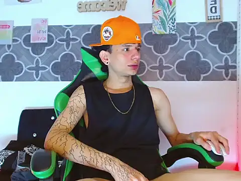 Snapshot of Skinny_batman chatting on December 2025 08:58:02 PM Skinny batman online show from December 2025 08:58:02 PM