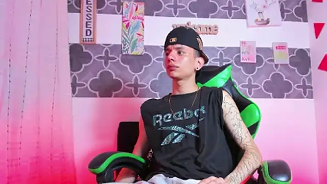 Snapshot of Skinny_batman chatting on December 2025 11:56:01 PM Skinny batman online show from December 2025 11:56:01 PM