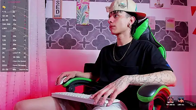 Snapshot of Skinny_batman chatting on December 2025 08:17:01 PM Skinny batman online show from December 2025 08:17:01 PM