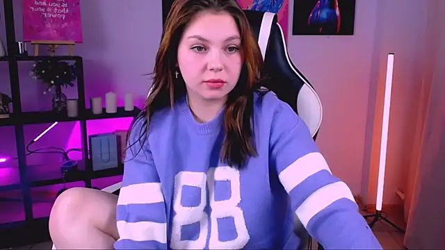 Snapshot of PolinaShine chatting on November 2025 10:15:02 AM PolinaShine online show from November 2025 10:15:02 AM