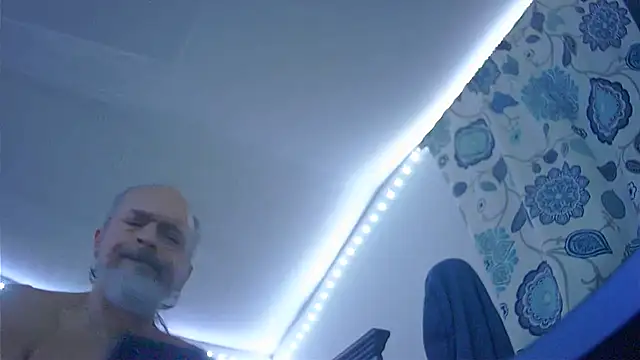 HippieDad333 online show from December 2025 11:12:02 PM