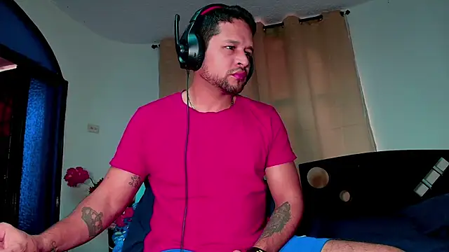 LucasGaeel online show from November 2025 08:46:02 PM