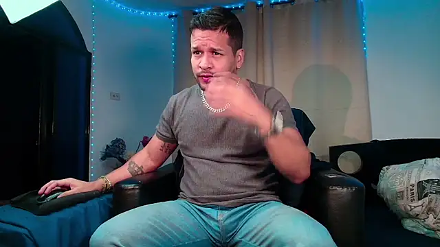 LucasGaeel online show from February 2026 12:25:01 PM