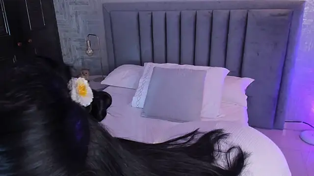 Snapshot of EmmaBlossom chatting on April 2026 12:43:01 PM EmmaBlossom online show from April 2026 12:43:01 PM