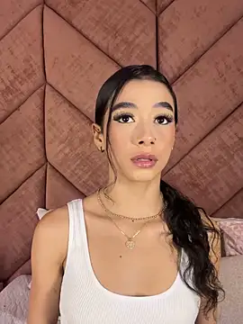 Snapshot of ChloeRosses chatting on February 2026 03:37:01 AM ChloeRosses online show from February 2026 03:37:01 AM