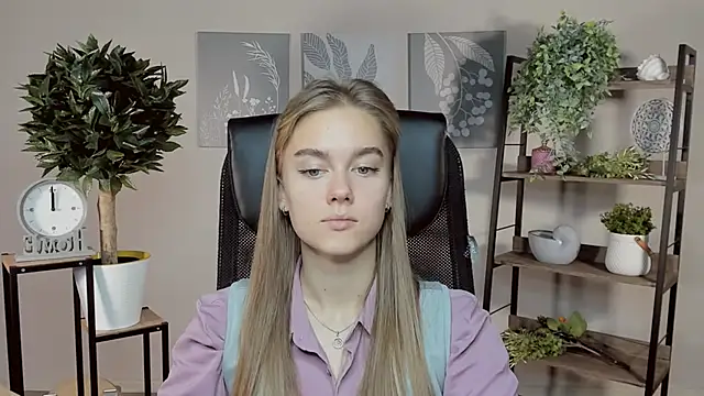 JuneWoods online show from November 2025 07:42:02 AM