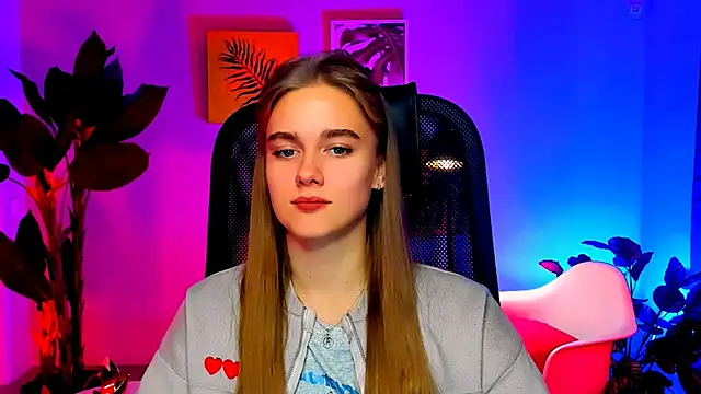 JuneWoods online show from November 2025 07:40:01 AM