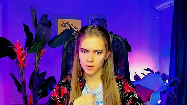 JuneWoods online show from November 2025 06:24:01 AM