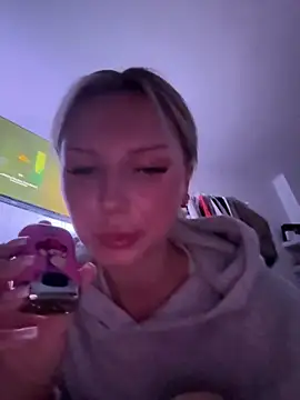 Snapshot of blondeeee chatting on December 2025 06:58:01 PM blondeeee online show from December 2025 06:58:01 PM