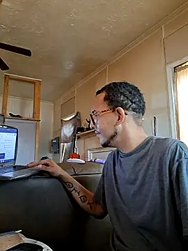 Snapshot of ThrowedWorldWide chatting on December 2025 02:37:01 PM ThrowedWorldWide online show from December 2025 02:37:01 PM