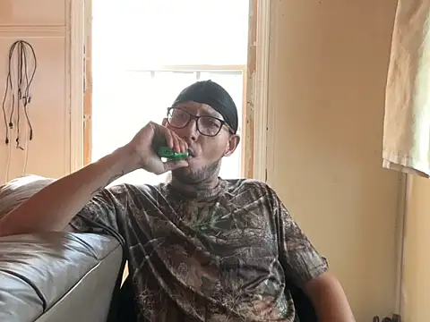 Snapshot of ThrowedWorldWide chatting on December 2025 04:14:01 PM ThrowedWorldWide online show from December 2025 04:14:01 PM